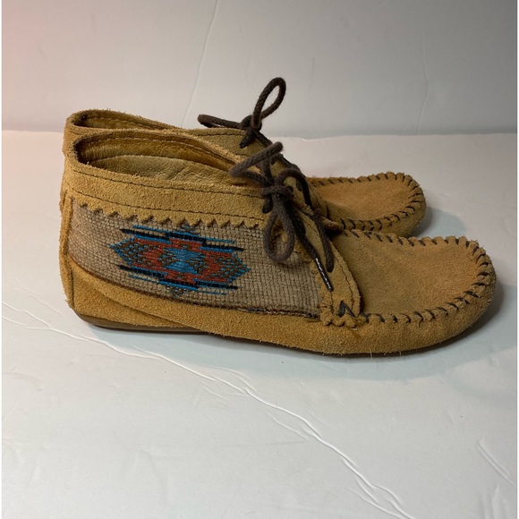 Minnetonka Moccasins tan Ankle Boots 5.5 lace up star pattern on both sides - Picture 1 of 13